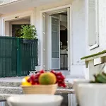 Garden-Level Apartment 10-Min On Foot To City Center